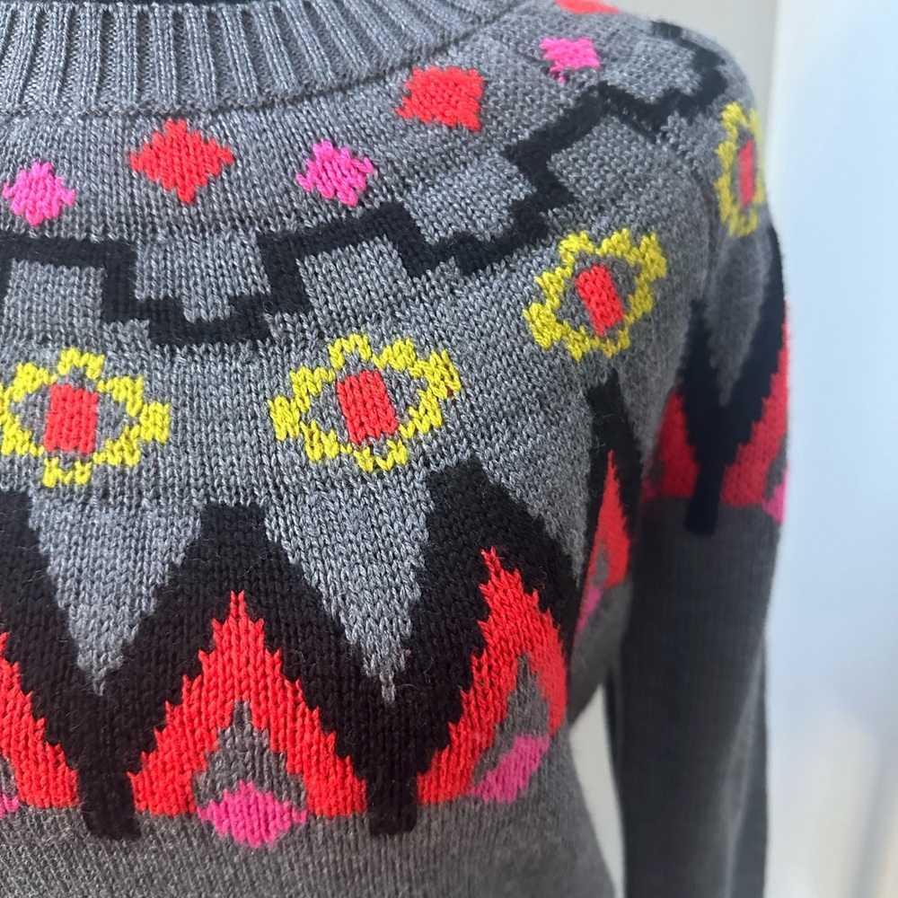 Trina Turk Gray Pink Red Geometric Crew Neck Sweater - Picture 2 of 5